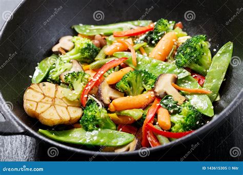 imagen de las verduras sofritas y la harina tostándose en la sartén