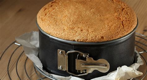 Proceso de horneado del bizcocho de café en un molde