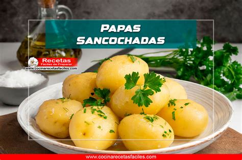 Fotografía de un plato tradicional peruano con papas sancochadas cubiertas por una vibrante crema de rocoto.
