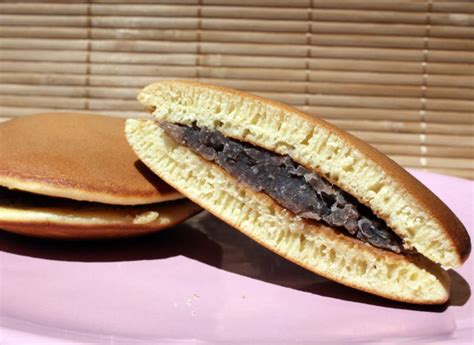 Fotografía de un dorayaki abierto mostrando su relleno de anko