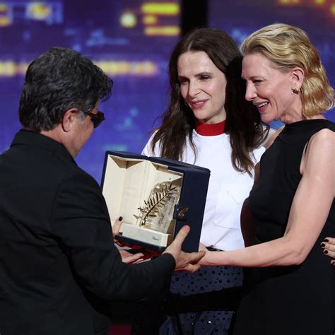 Representación del jurado entregando un premio al equipo de Pippa la pizza.