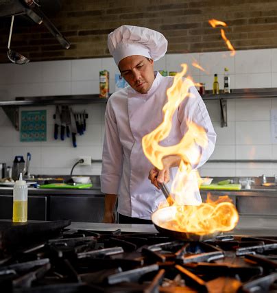 Chef salteando salame italiano en un sartén