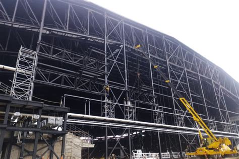 Fotografía técnica que ilustra el proceso de montaje de un móvil monumental en la fábrica Biémont de Tours.