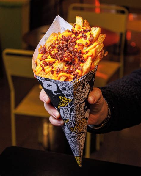Ilustración de un puesto callejero belga vendiendo papas fritas en un cono