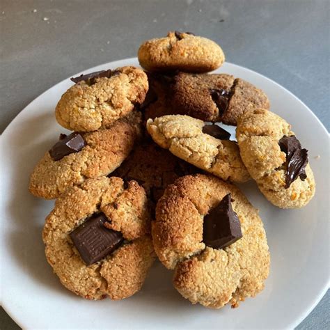 comparación visual de galletas hechas con harina de almendra y harina de coco antes y después de hornear