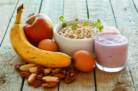 Composición visual con diferentes ingredientes para un desayuno saludable con kéfir: frutas, cereales, semillas y un bol de kéfir.