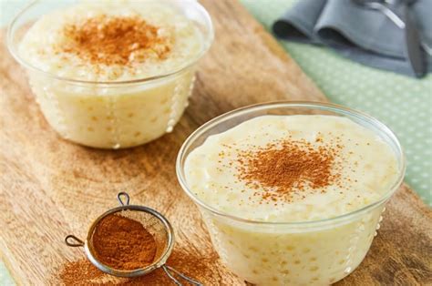 Postre de tapioca cremoso en copas individuales