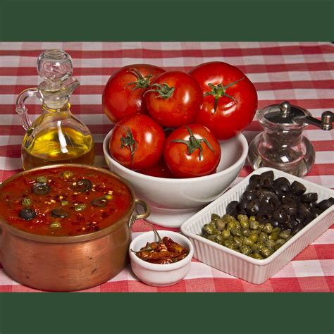 Ingredientes frescos y secos para salsa puttanesca, dispuestos de forma atractiva