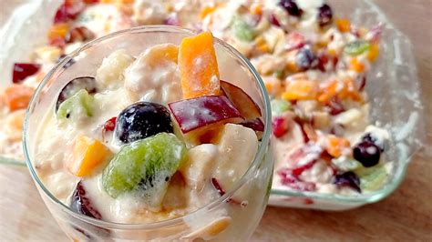 Plato principal de ensalada de frutas frescas con crema
