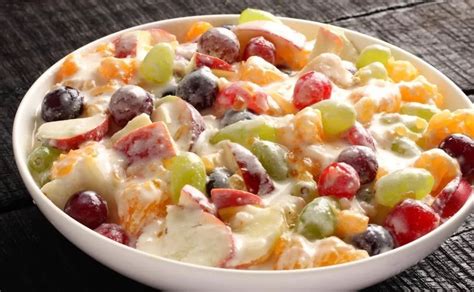 Ensalada de frutas con crema y yogurt en potes individuales