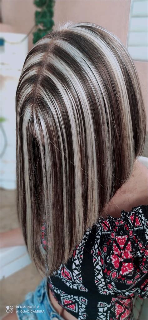 Chica con mechas de pelo de colores vibrantes hechas con tiza pastel.