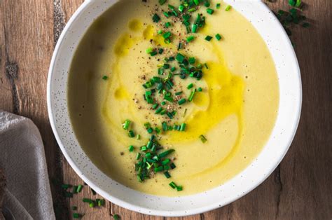 Ingredientes frescos para la crema de ajo porro y papa: ajo porro, papas, mantequilla, agua, sal y pimienta.