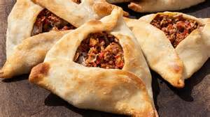 Foto de empanadas árabes triangulares doradas