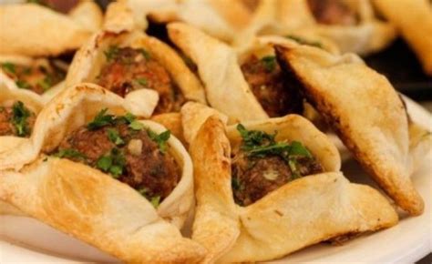 Esquema de cómo doblar una empanada árabe en forma triangular