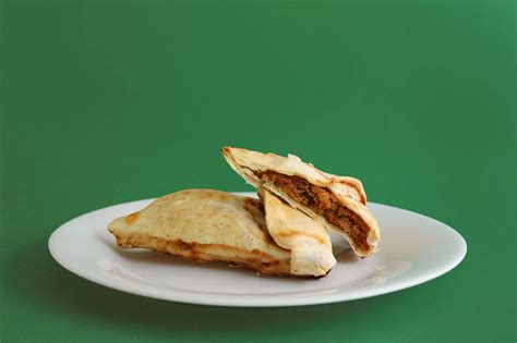 Empanadas árabes recién horneadas en bandeja