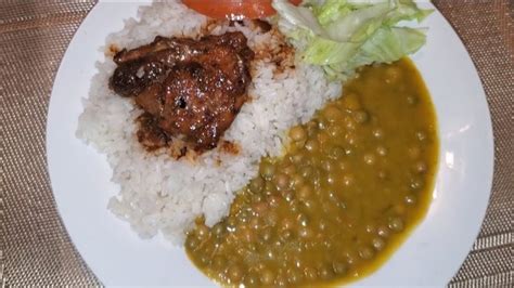 Plato de guandules guisados con arroz blanco