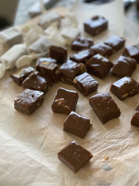 Imagen de calugas bañadas en chocolate y decoradas con chocolate blanco