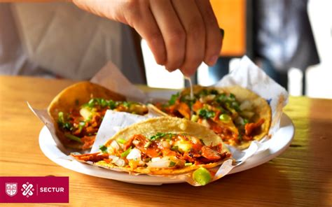 Plato de tacos servidos con una porción de arroz mexicano como acompañamiento