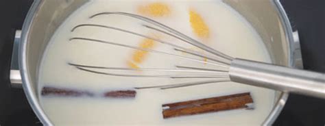 Imagen secuencial mostrando los pasos de preparación de la crema pastelera: infusionar leche, mezclar yemas con azúcar y maicena, cocinar a fuego lento y enfriar con film en contacto.