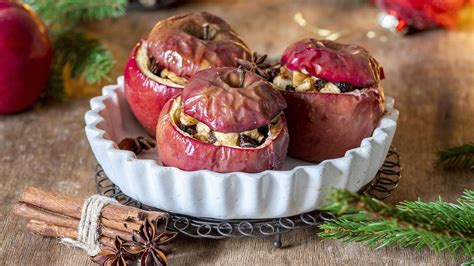 Ilustración de manzanas asadas rellenas con frutos secos y caramelo