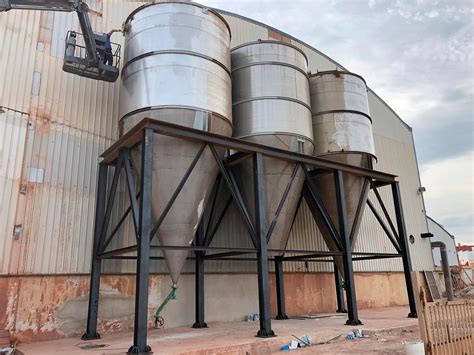 Esquema comparativo entre Bins agrícolas para transporte y Silos de acero para almacenamiento masivo de grano