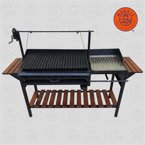 Esquema de un asador tradicional uruguayo destacando el uso de leña y el brasero lateral