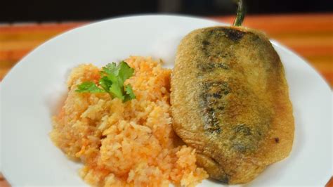 Plato de arroz con cuajada acompañado de encurtidos y chiles