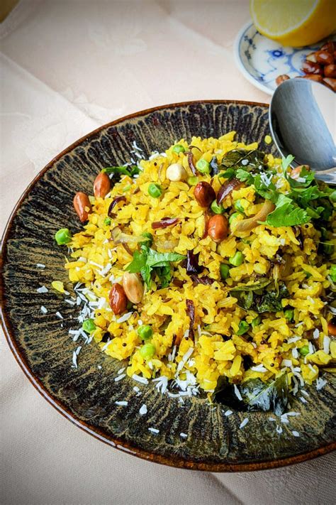 Plato de Poha tradicional de la India con especias y vegetales