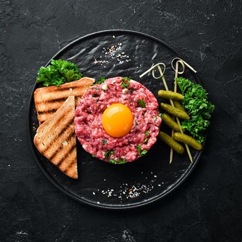 steak tartar emplatado con yema de huevo y cebollino