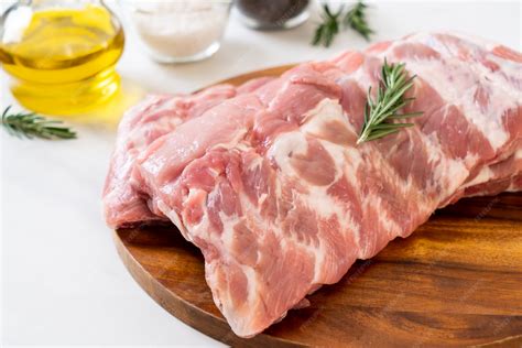 Foto de costillas de cerdo crudas listas para cocinar, con un adobo seco aplicado