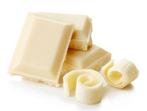 Chocolate blanco en trozos y crema de leche en un cazo