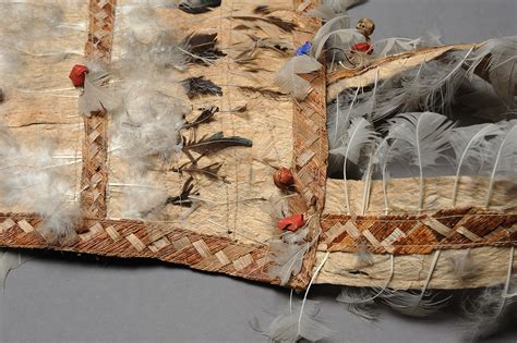 Detalle de falda Rapa Nui con amarres de plumas