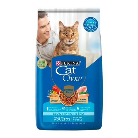 Gato adulto comiendo su alimento Purina Cat Chow