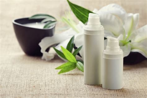 Imagen de diferentes envases de cremas despigmentantes, incluyendo las mencionadas.