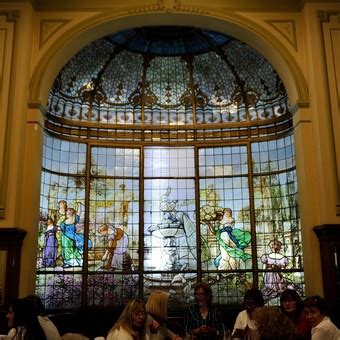Interior de la Confitería Las Violetas, destacando sus vitrales franceses y estilo Art Nouveau