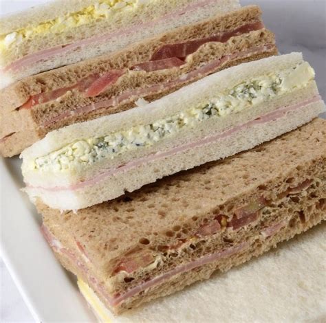 Detalle de sándwiches de miga de Las Violetas, mostrando su frescura y variedad