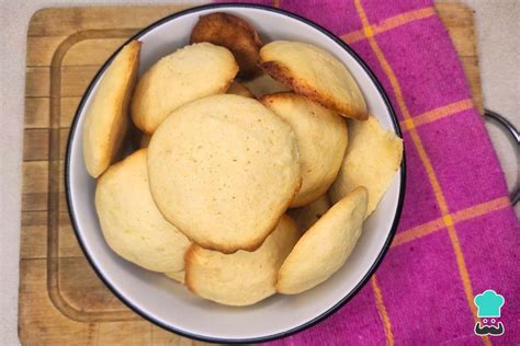 Galletas de chuño horneadas en una bandeja junto a una taza de té