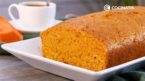 Bizcocho de calabaza y zanahoria en un ambiente otoñal