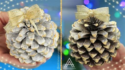 Piñas pintadas con purpurina y un lazo para colgar en el árbol de Navidad