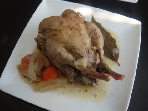 Plato de perdiz en escabeche con hierbas frescas