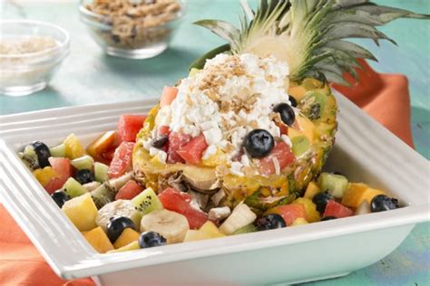 Fotografía: presentación de un barco de piña relleno de frutas frescas