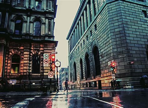 Fotografía de una sanguchería urbana con fachada acogedora y letrero luminoso destacando sus especialidades de autor