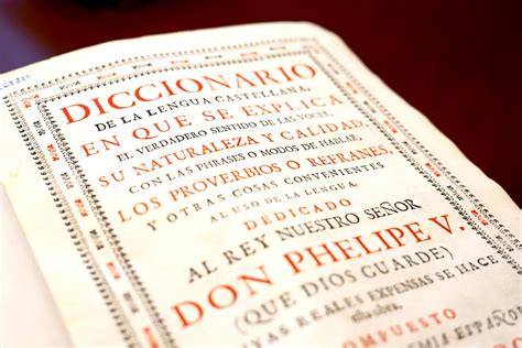 Esquema que ilustra la evolución de la lexicografía en Chile: desde los primeros intentos académicos hasta los diccionarios ejemplificados actuales.