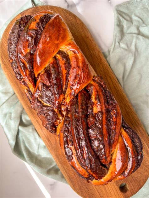 Imagen de un Babka recién horneado, cortado para mostrar el relleno de chocolate