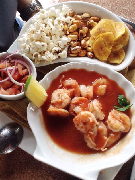 Plato de ceviche ecuatoriano con chifles y canguil