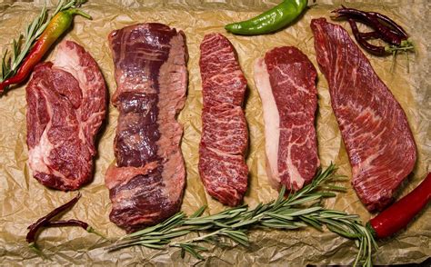 Fotografía gastronómica de un churrasco recién preparado mostrando la textura de la palta y la jugosidad de la carne.