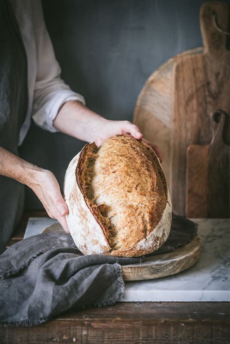Fotografía de una selección de bocadillos artesanales con pan de masa madre y diversos rellenos frescos.