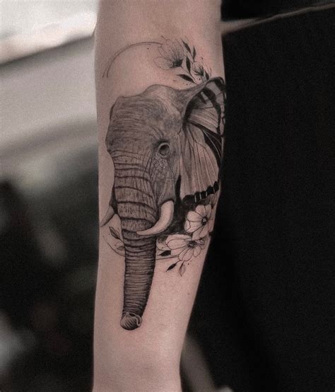 Tatuaje de un elefante majestuoso o la figura de Ganesh.