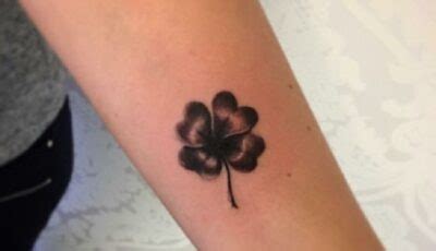 Tatuaje de un trébol de cuatro hojas en la muñeca.
