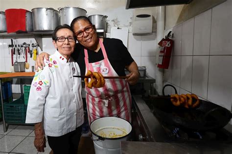 Elena Santos Izquierdo, hija de Teresa Ocampo, cocinando